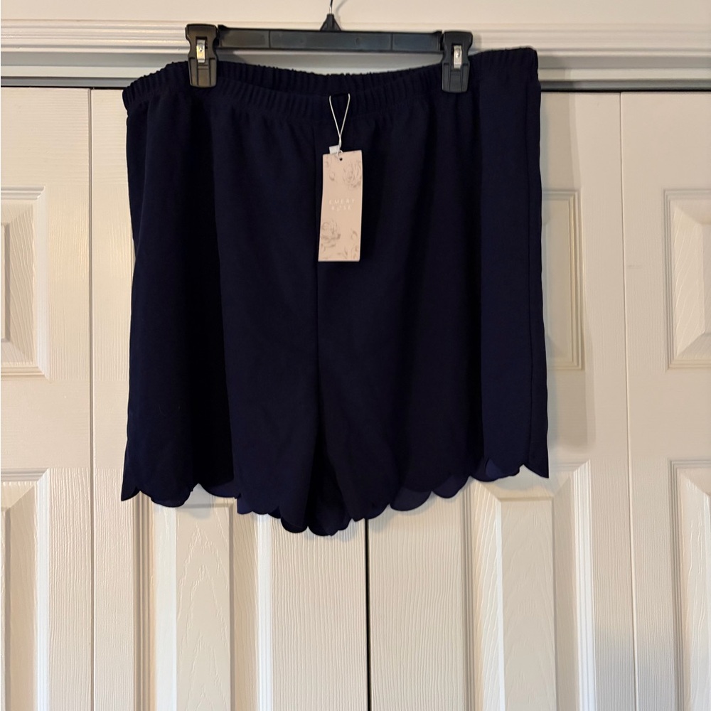 Scallop Hem High-Waist Shorts -Black